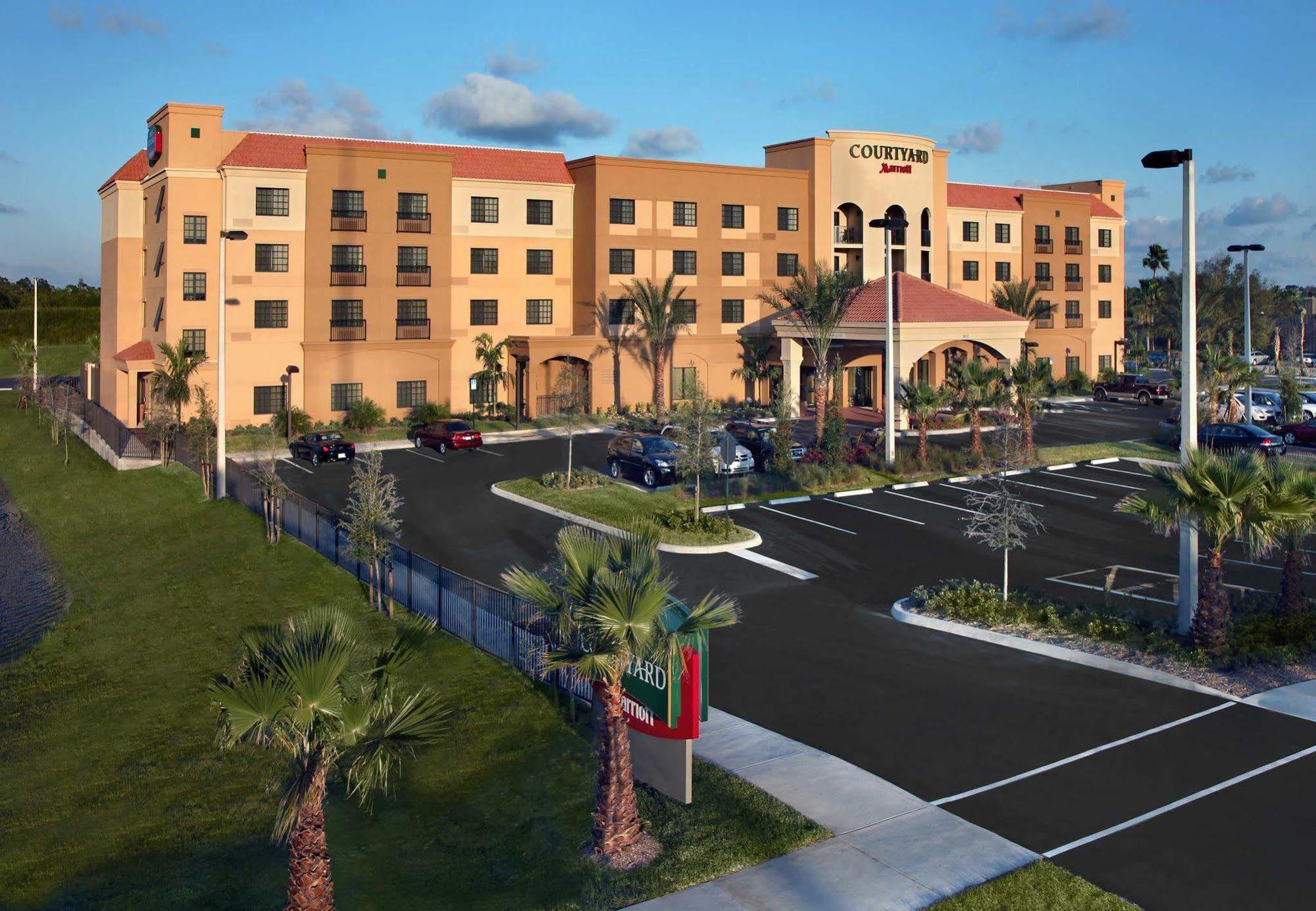 Courtyard By Marriott Stuart Hotell Exteriör bild